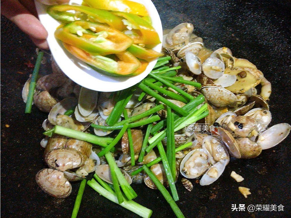 炒花蚬子前，让蚬子吐净泥沙和洗净是很有必要的，赶紧告诉家人