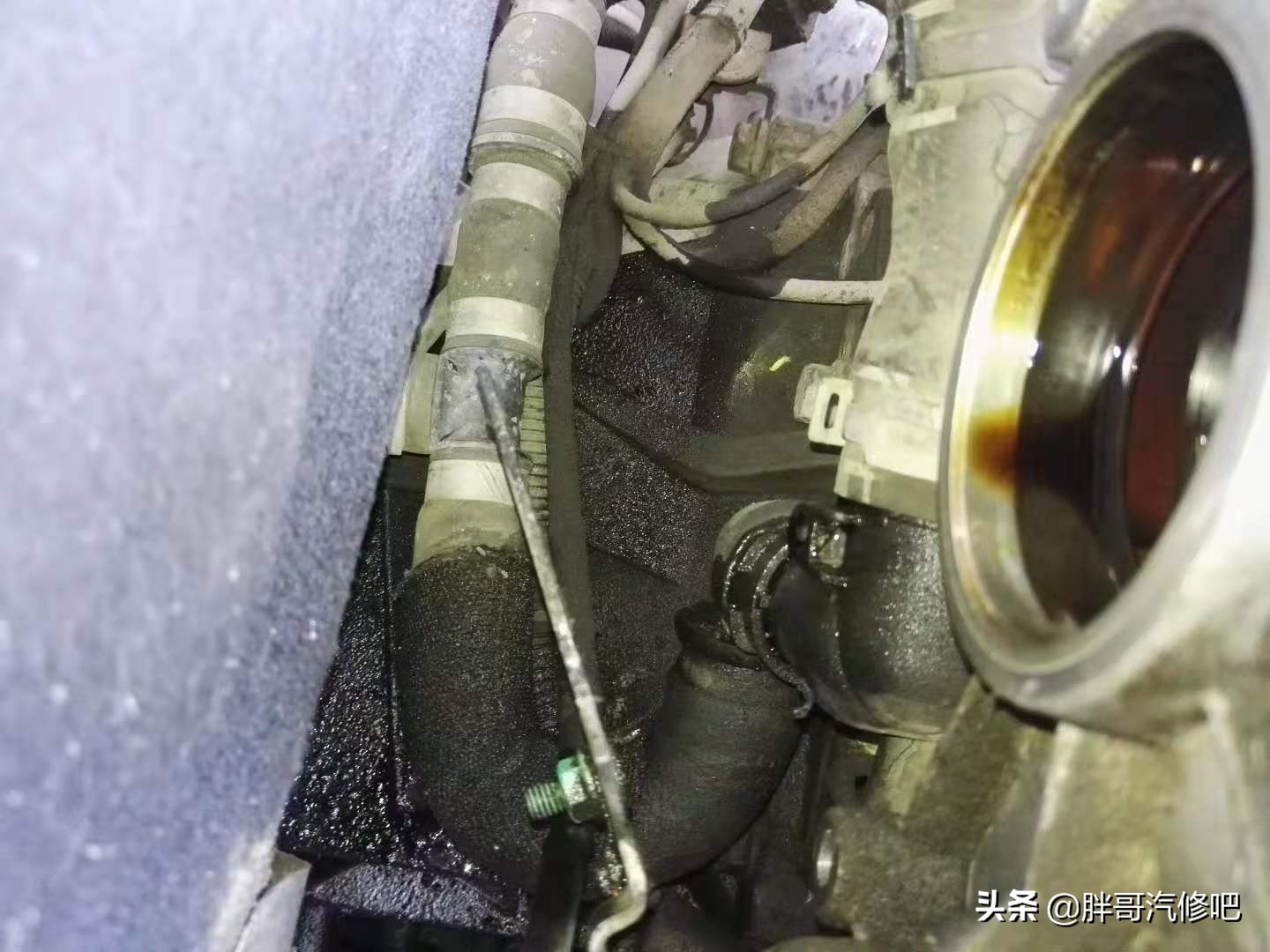 奥迪发动机漏油，刹车真空泵维修，热车启动困难更换碳罐电磁阀