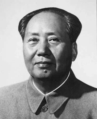 他是毛泽东标准像守护神，天安门、人民币上的毛泽东像都由他制作