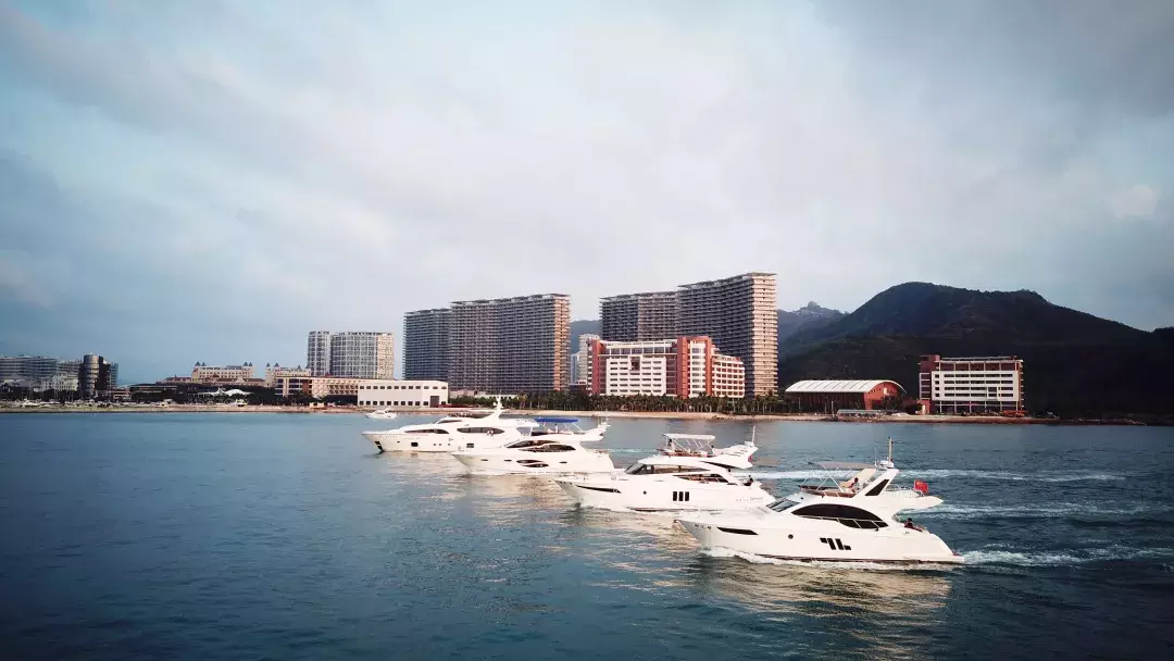 第九届海天盛筵在海南三亚举行！豪车、游艇、公务机呈现海陆空