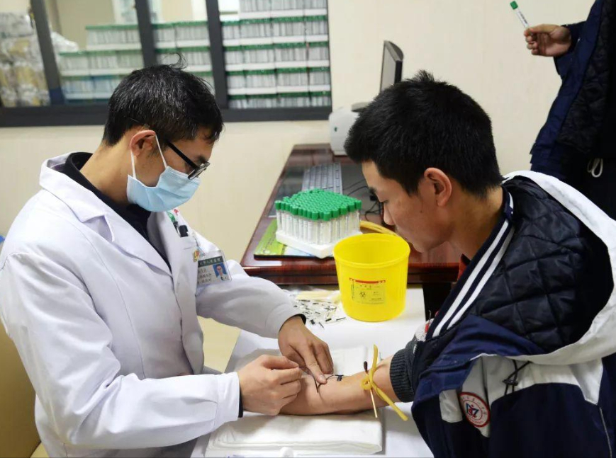 高三学生再翻车，体检医生很无奈，高考体检需要“一丝不挂”？