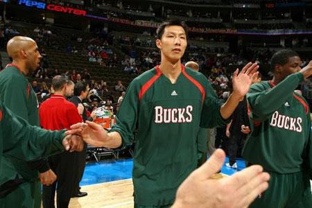 易建联为什么转nba(球迷的遗憾！拥有不输八村塁的天赋，易建联为何最终却淡出NBA？)