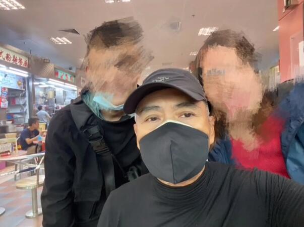 周润发晨跑被偶遇，身材超瘦两鬓斑白戴帽子遮，摘口罩与粉丝合照