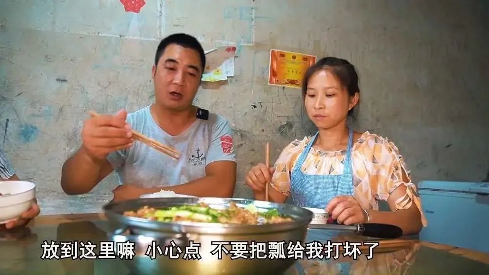 凭自己努力走红的8位女网红，一个比一个拼，有人因一条裙子爆火