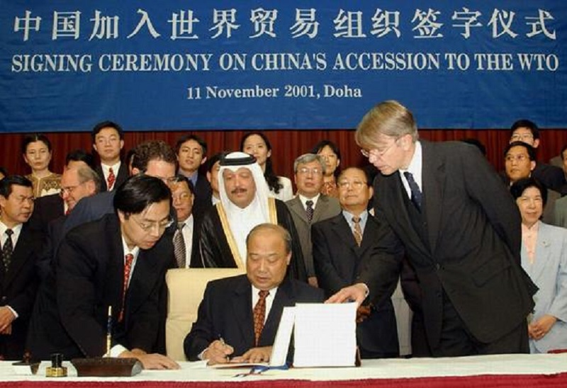 中国入世谈判中，朱镕基一拍桌子：龙永图，你不要再递条子了