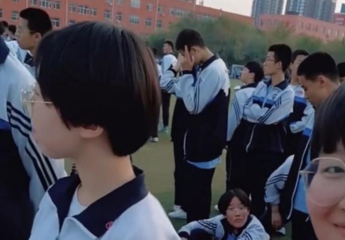 初中生“发型标准”公开，头发长度精确到厘米，学生表示难以接受