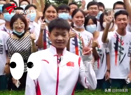 吓坏了!全红婵拜访中学被同学们排山倒海欢迎,笑着说:你们好恐怖!