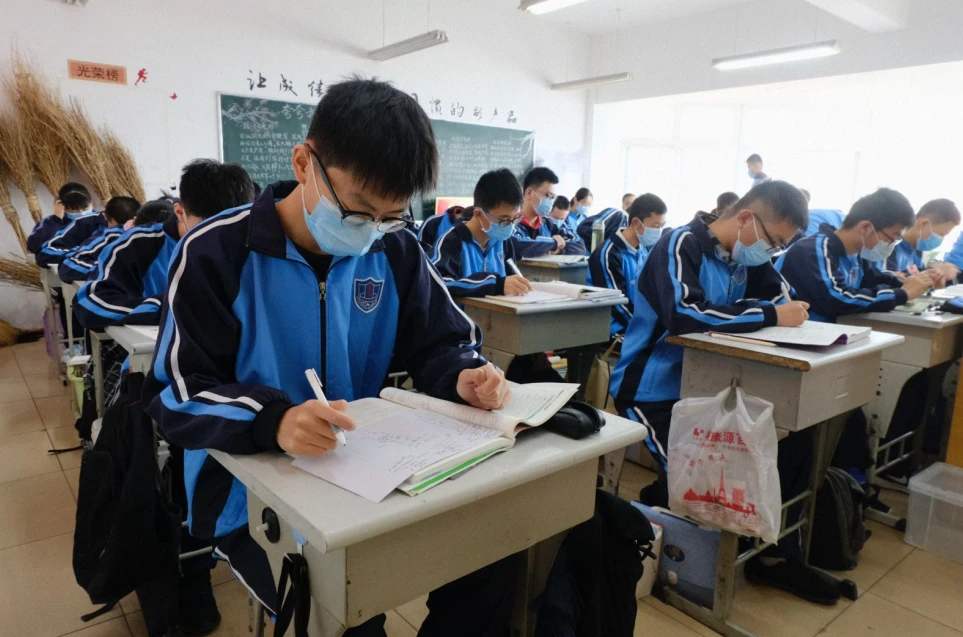 多地教育厅发布通知，明年高考生将迎来新挑战，复读生：没活路了