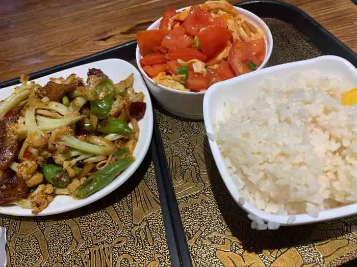 大学生创业开快餐店,月盈利18万,套路有点深,学会了你也可以