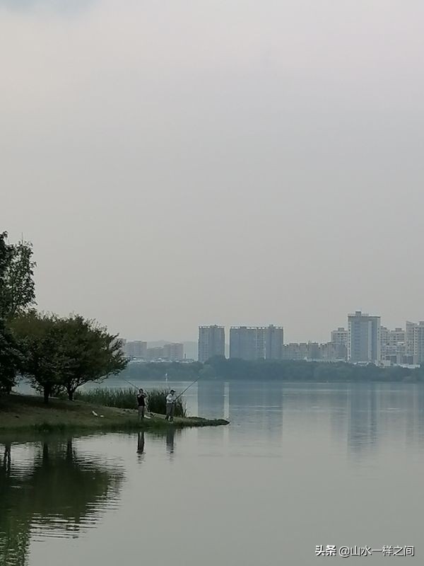 湖水淡淡，时光清浅，任岁月苍茫