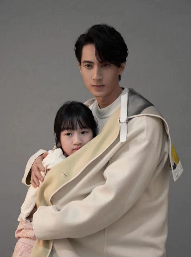 吴尊携儿女拍写真，NeiNei打扮淑女，Max长胖更像爸爸