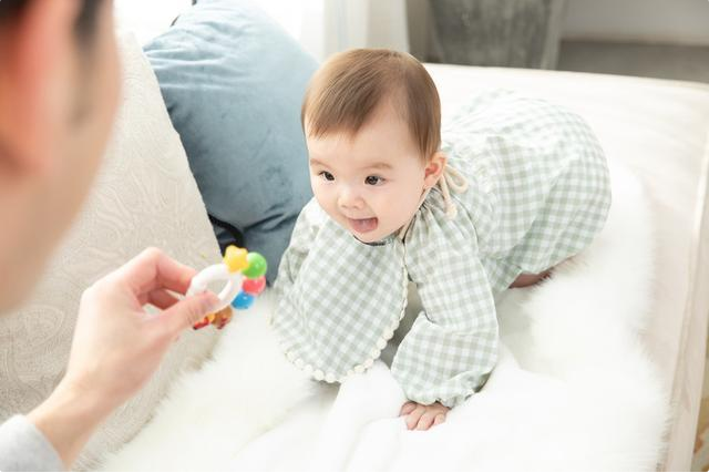 宝宝越早抬头越聪明？孩子成长发育有规律，过早过晚都不合适