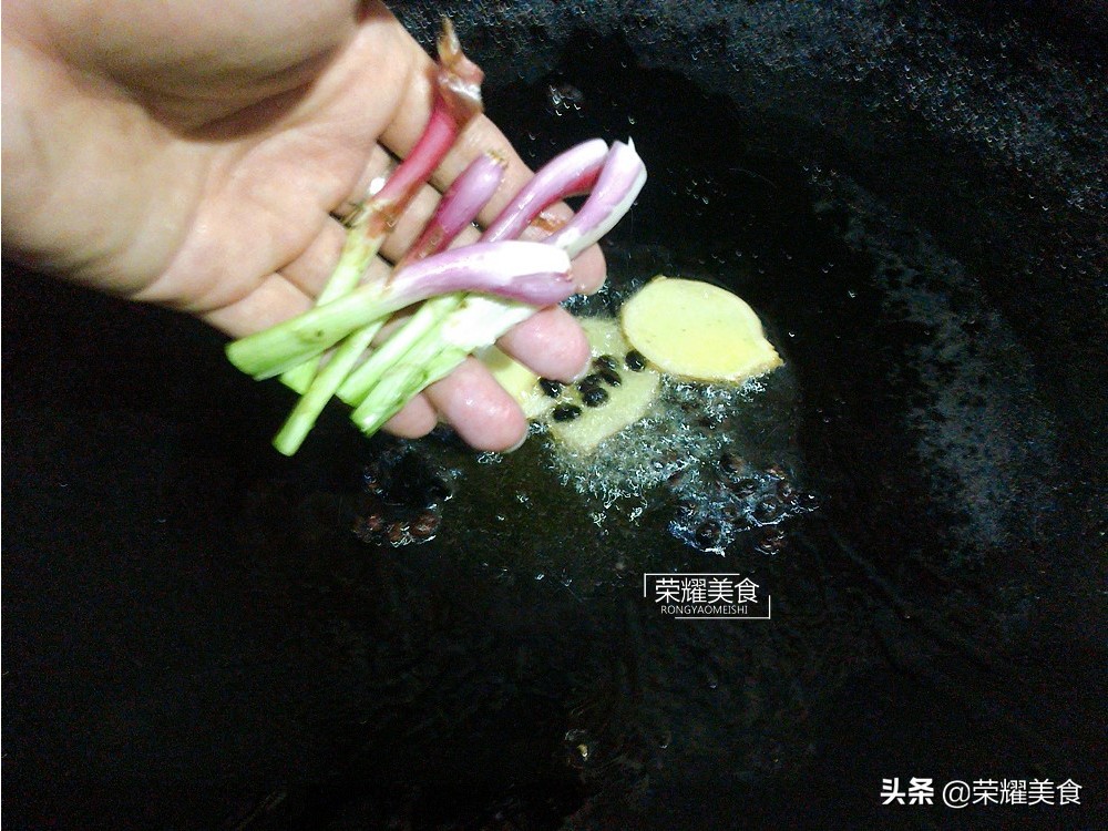 炒花蚬子前，让蚬子吐净泥沙和洗净是很有必要的，赶紧告诉家人