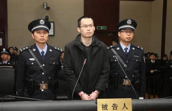 尸体上令人作呕的蛆，他拿起来量了量长度