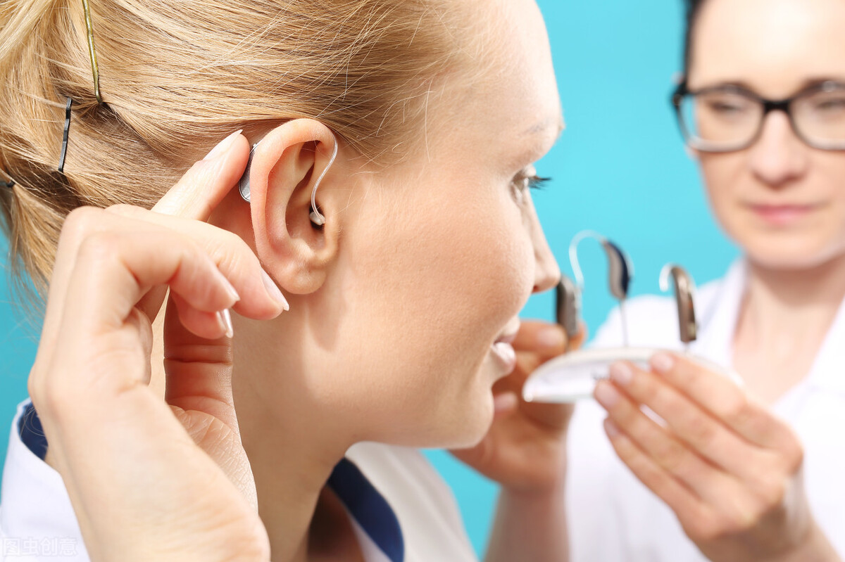 老人听力有问题去哪里配助听器？