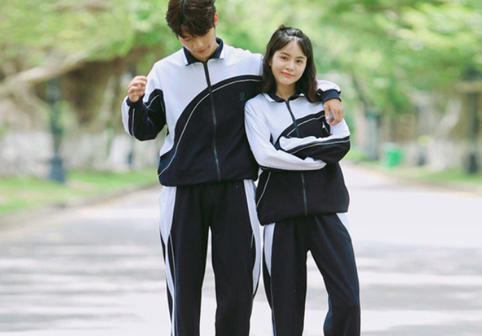 学校“天价校服”曝光，家长勇敢签下“不同意”，获众多网友点赞