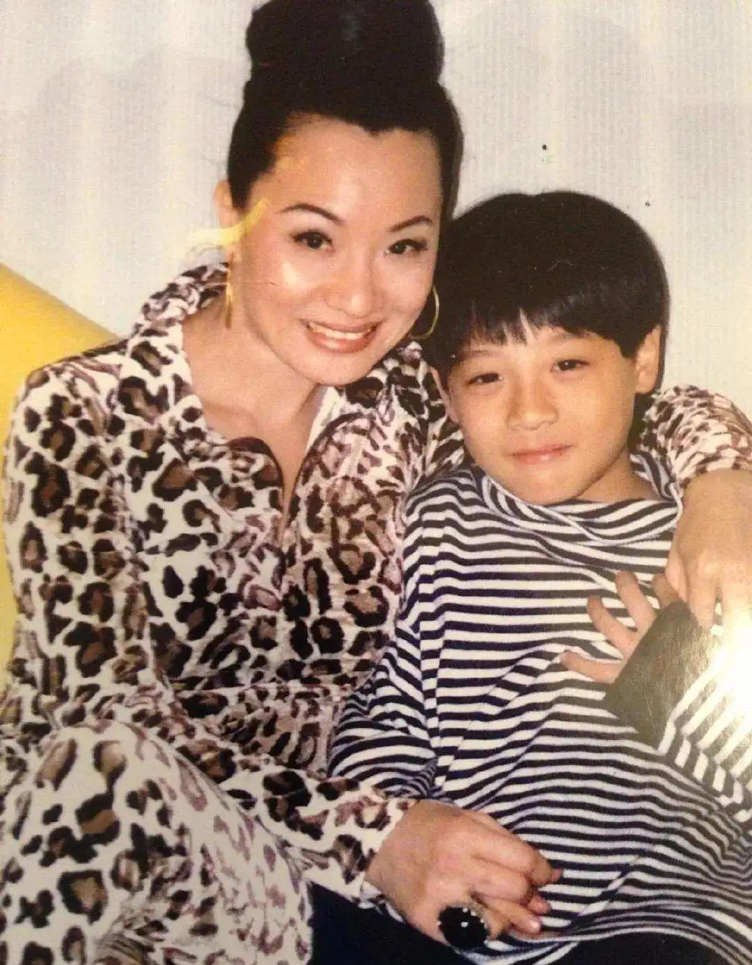 知名女星与已婚男同居18年,被当街扒衣殴打:她不配幸福?