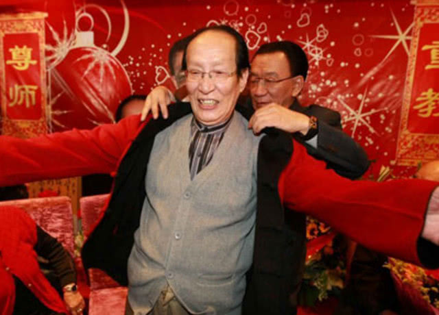 在之前郭德纲未出席师父侯耀文的葬礼,牛