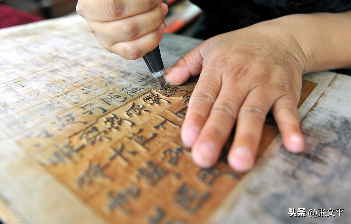 攽，《尚书》就有这个字，“以手分物”的意思，今天我们写成