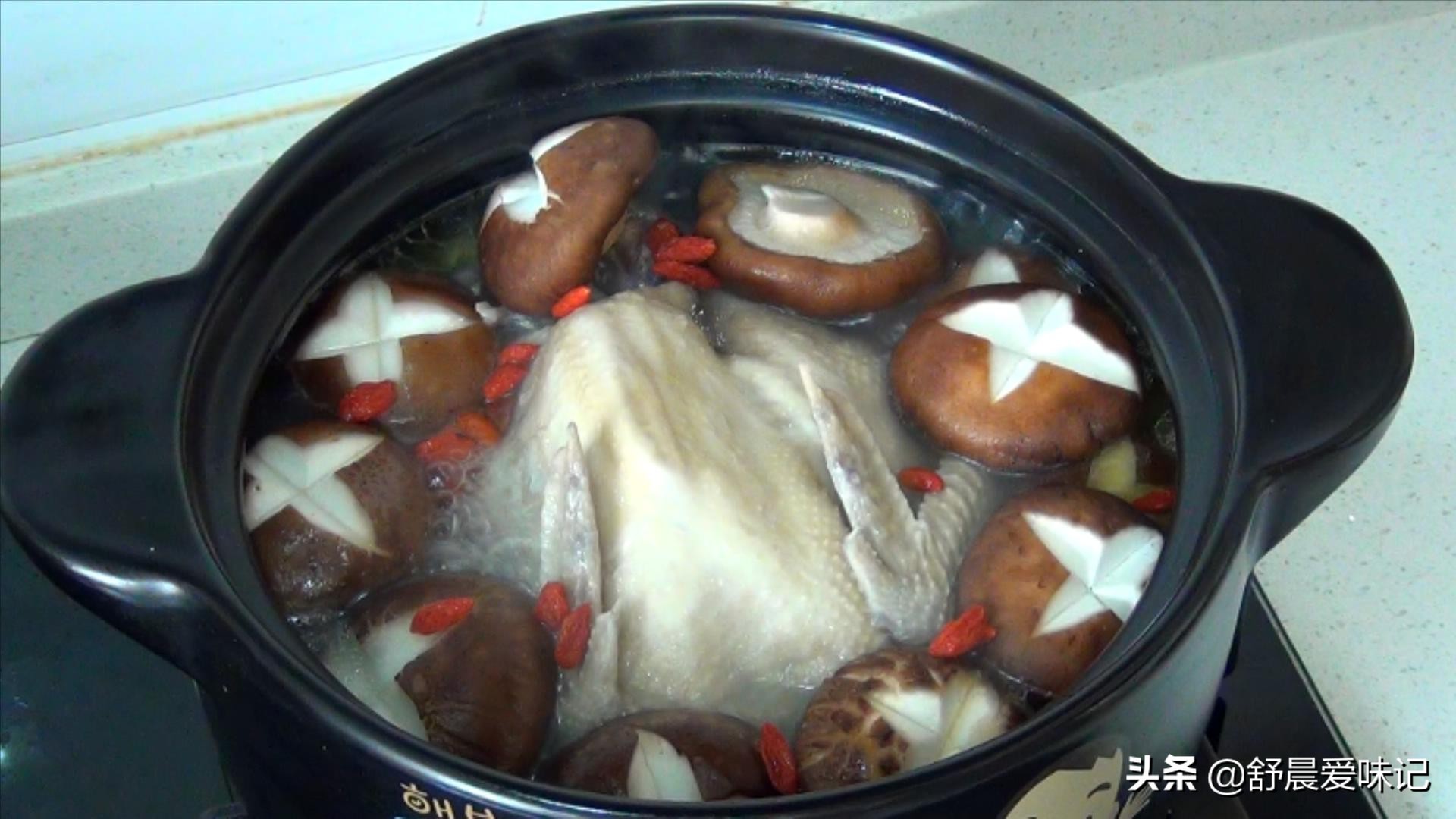 在家也能做大厨，教你做香菇炖鸡汤，营养高，味道好，暖心又暖胃