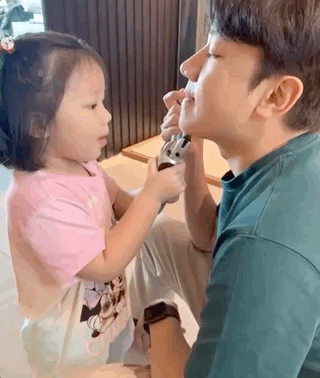 王祖蓝晒女儿帮剃胡须，Gabby却分心对镜摆拍，古灵精怪像爸爸