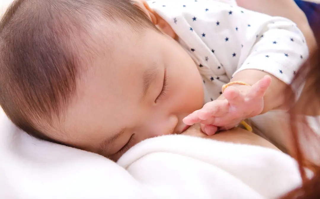 宝宝断奶了还喜欢摸妈妈乳房，正常吗？怎么办？