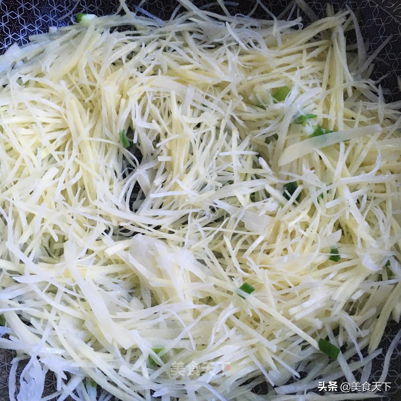 酸溜溜的味道，酸爽可口，开胃下饭，还帮油腻腻的肠胃减减负