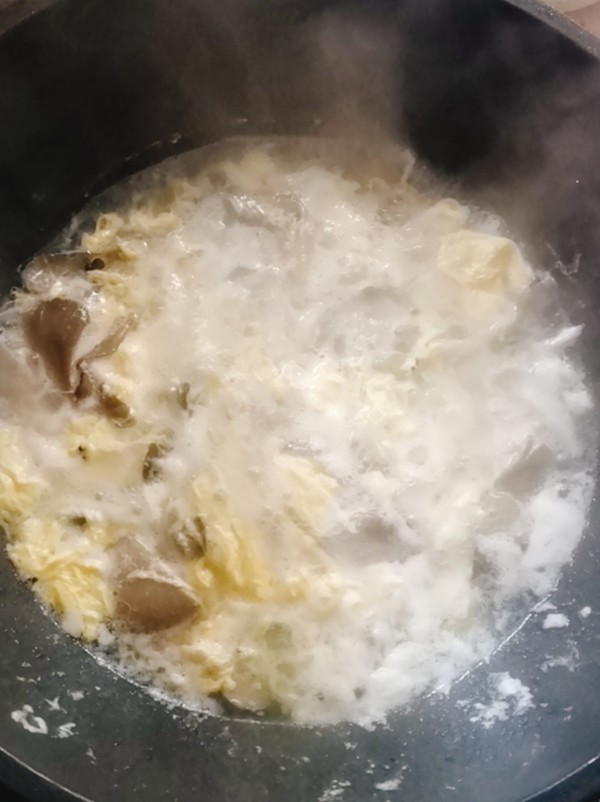 平菇鸡蛋汤做好喝的方法(早上起来喝碗它，比慢跑2小时还好，补充营养，精神一上午！)