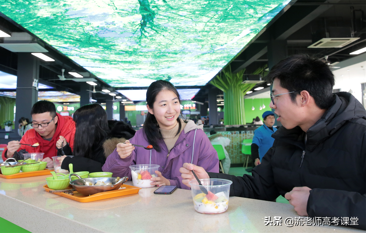 农村孩子考上民办院校，一个月给1000元的生活费用，够用吗？