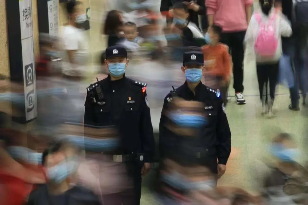 一位北京地铁民警写下213个真实故事,我看后整个人治愈了