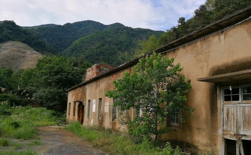 和平精英超级兵工厂在哪里(安徽池州：生产高性能炸药的军工厂，如今十分破败荒凉)