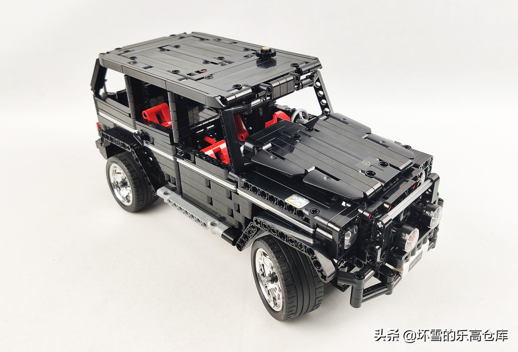 总的来说,这一台森宝原创的奔驰大g相比第一弹的f-150皮卡,在把玩体验