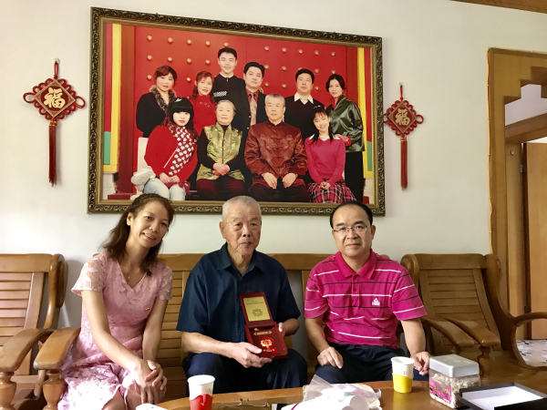 广西卫生职业技术学院在中华人民共和国成立70周年之际开展走访慰问老干部、老党员活动