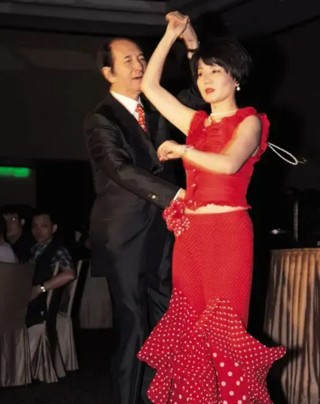 百億闊太梁安琪亮相，戴兩千圍巾站C位，為賭王生下5子終生未婚