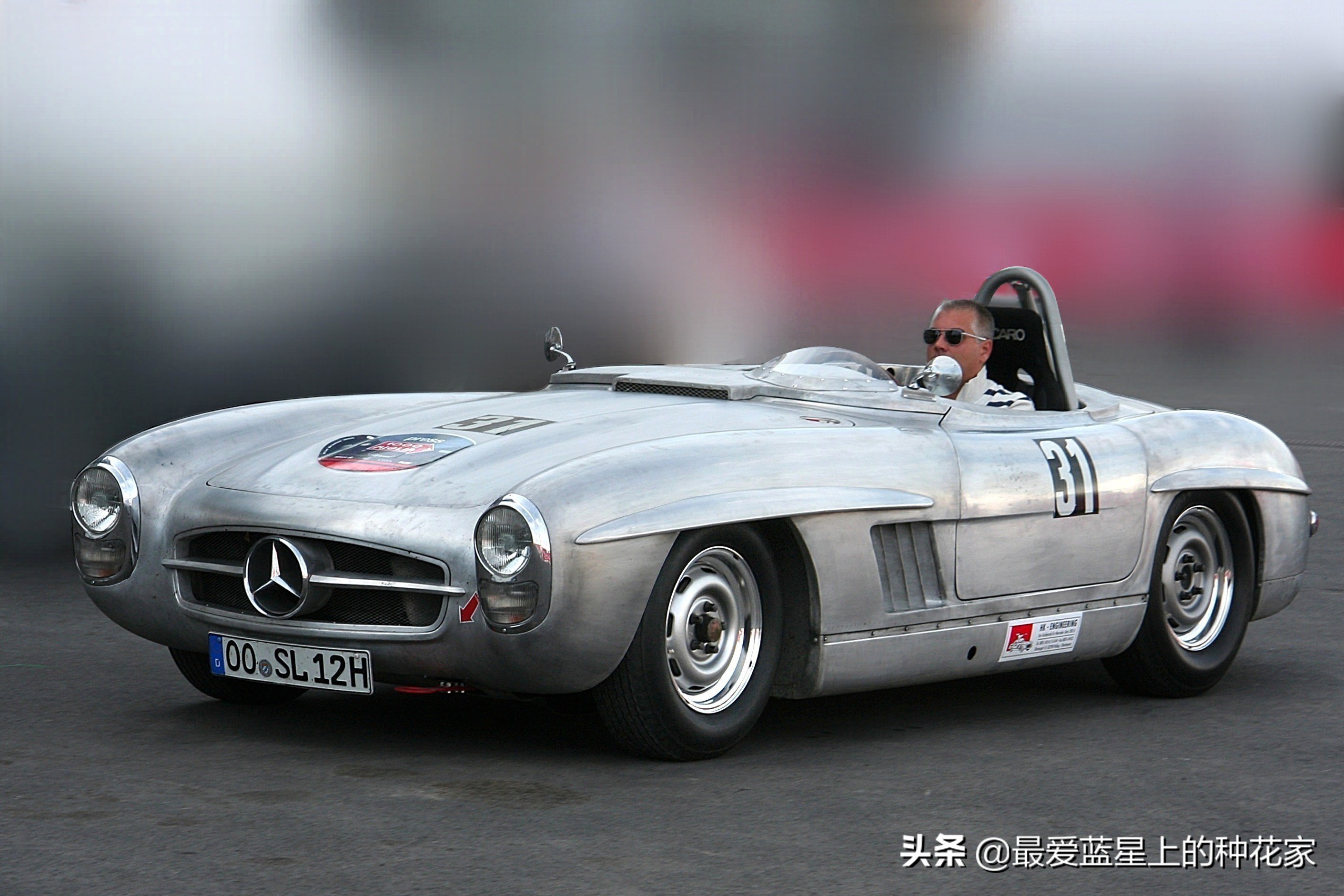它就是跑车经典鸥翼门的引领者——梅赛德斯奔驰300SL