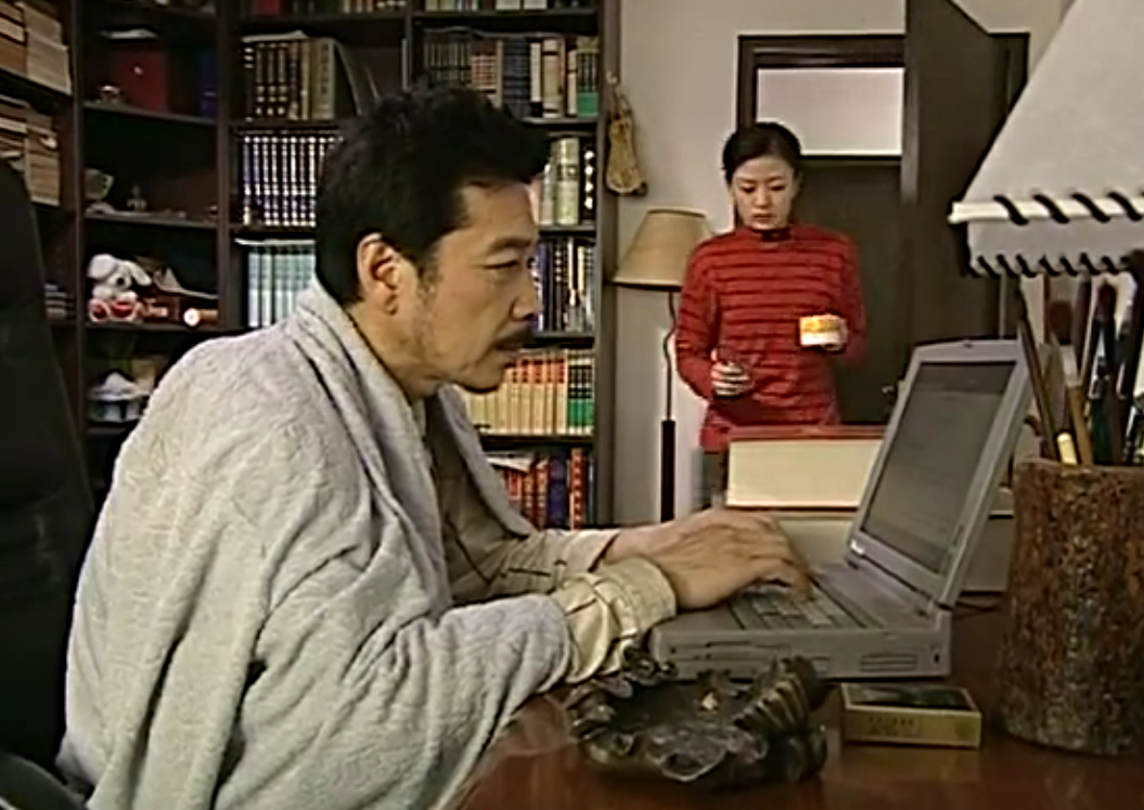 张丽走后,小萍立刻给吴先生端去了感冒药,同时让他注意休息保护身体