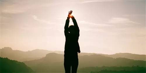 我再也不要苦笑着说：发完再睡