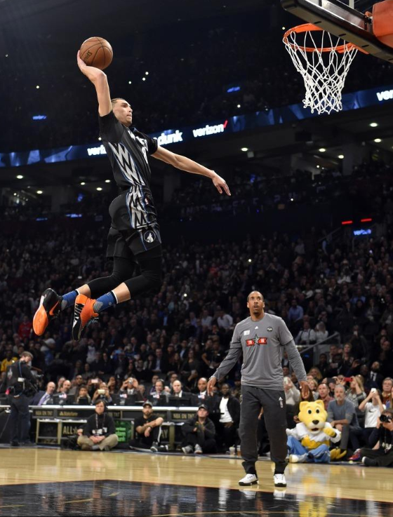 为什么nba球员都跳得那么高(图看球星极限弹跳：亲吻篮筐都算普通？维金斯玩720度超难度)