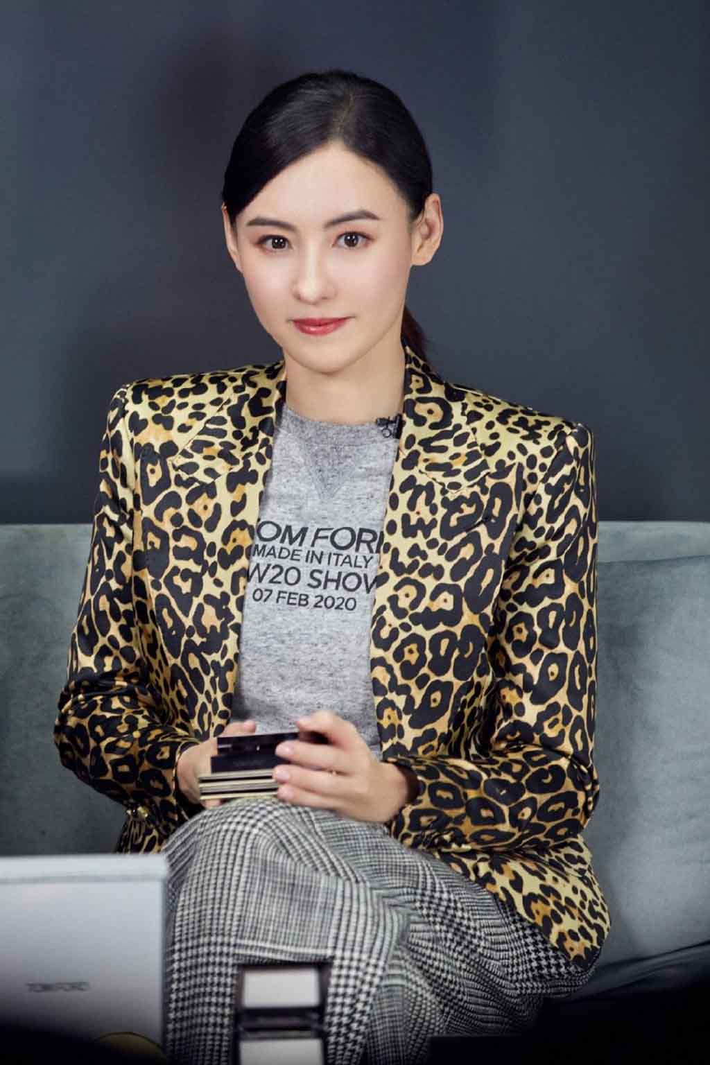 张柏芝再现惊艳造型，豹纹西服配高腰阔腿裤，冻龄美颜惹人羡