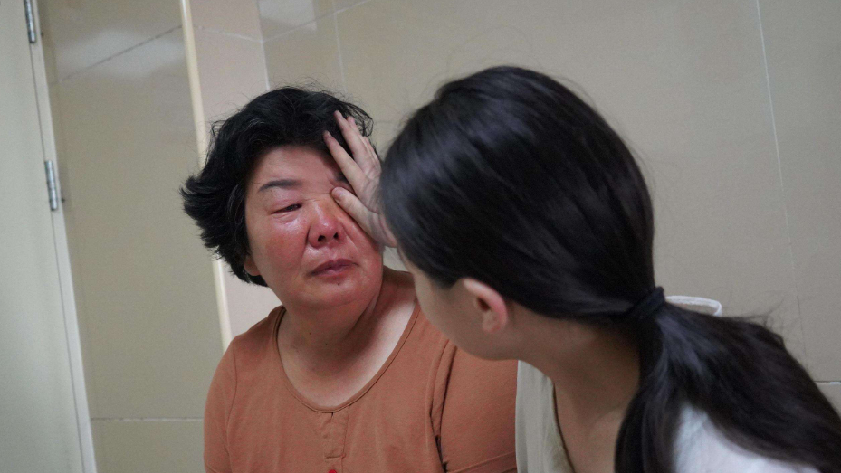 “新型退休压力”日益增多，父母老了孩子还上学，晚婚晚育惹的祸