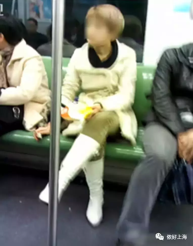 地铁鸡爪女,地铁鸡爪女事件评价