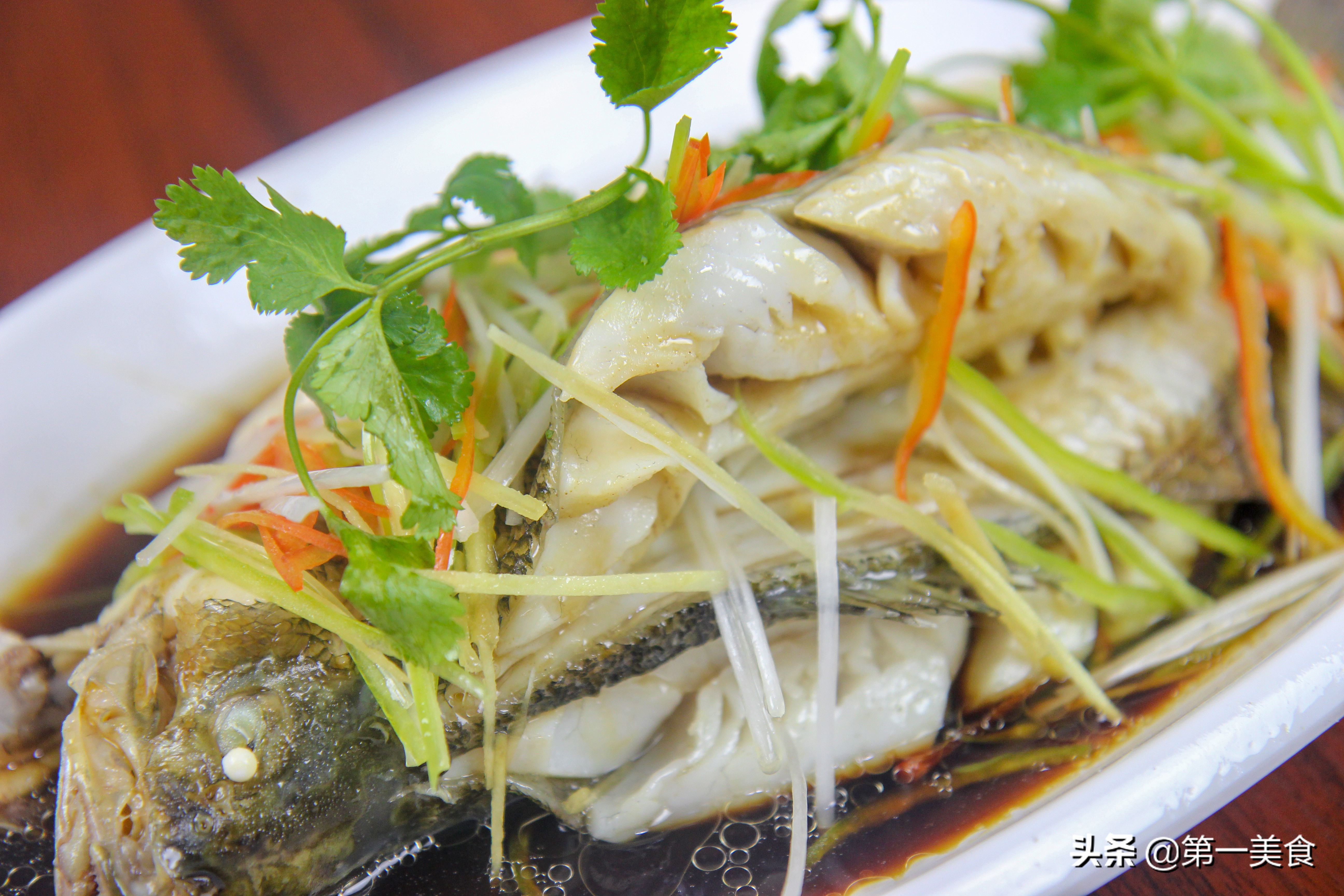 清蒸鲈鱼是哪里的菜系(正宗清蒸鲈鱼，源自南方独特烹饪风味)