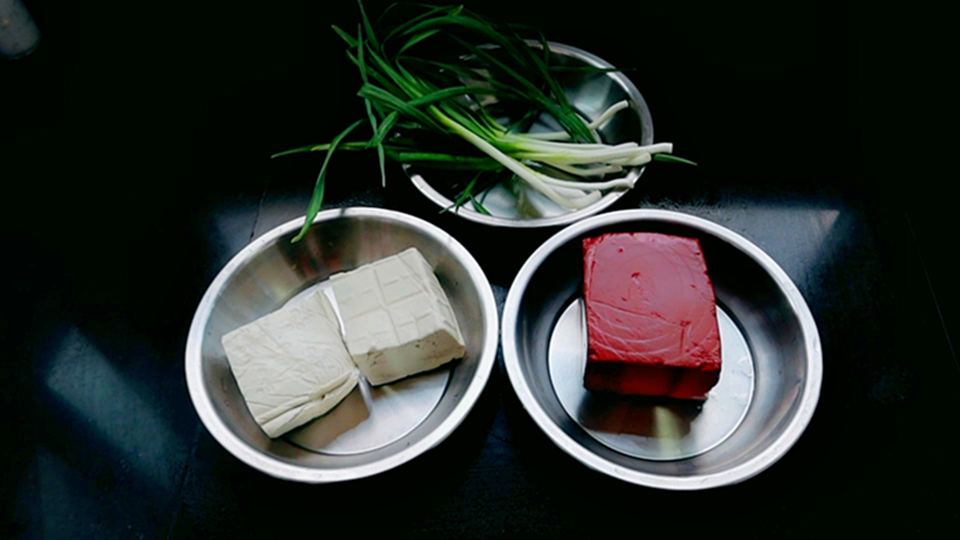 大厨教你羊血炖豆腐这样做，又滑又嫩、鲜香酸辣，好吃又下饭