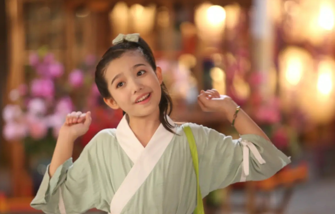 真的非常可爱,无论是颜值还是表演能力都挺不错的,除了演员底子好之外