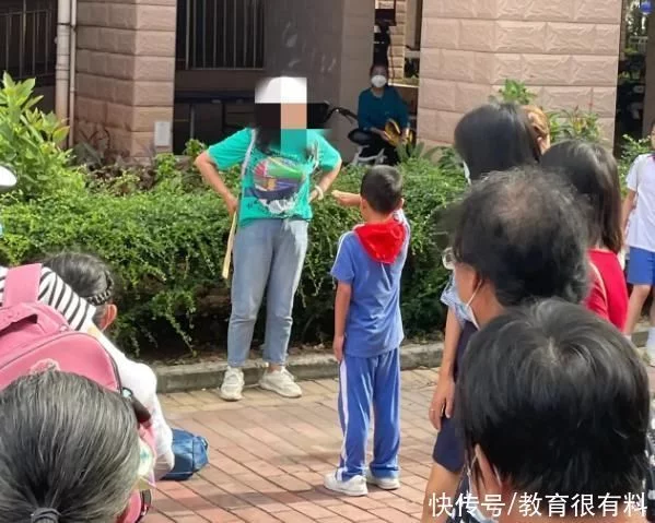 小学生多次摸女同学屁股，妈妈做法大快人心，网友：早该如此
