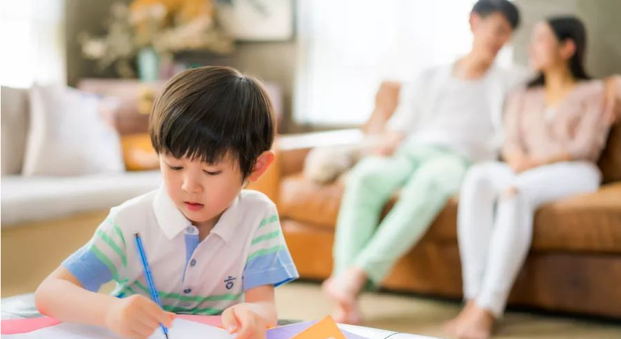 孩子处于叛逆期该怎样管教？与其“硬碰硬”，不如换种方法试试