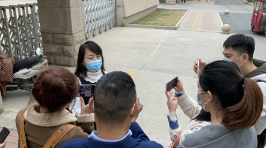 “姚老师事件”持续发酵，质疑评选过程被警告处分，师德不合格？