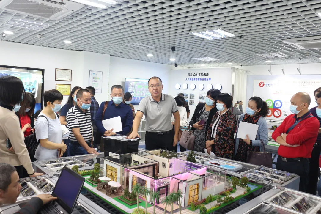 热烈祝贺中山市中小学人工智能创新教育校长研修班顺利开班