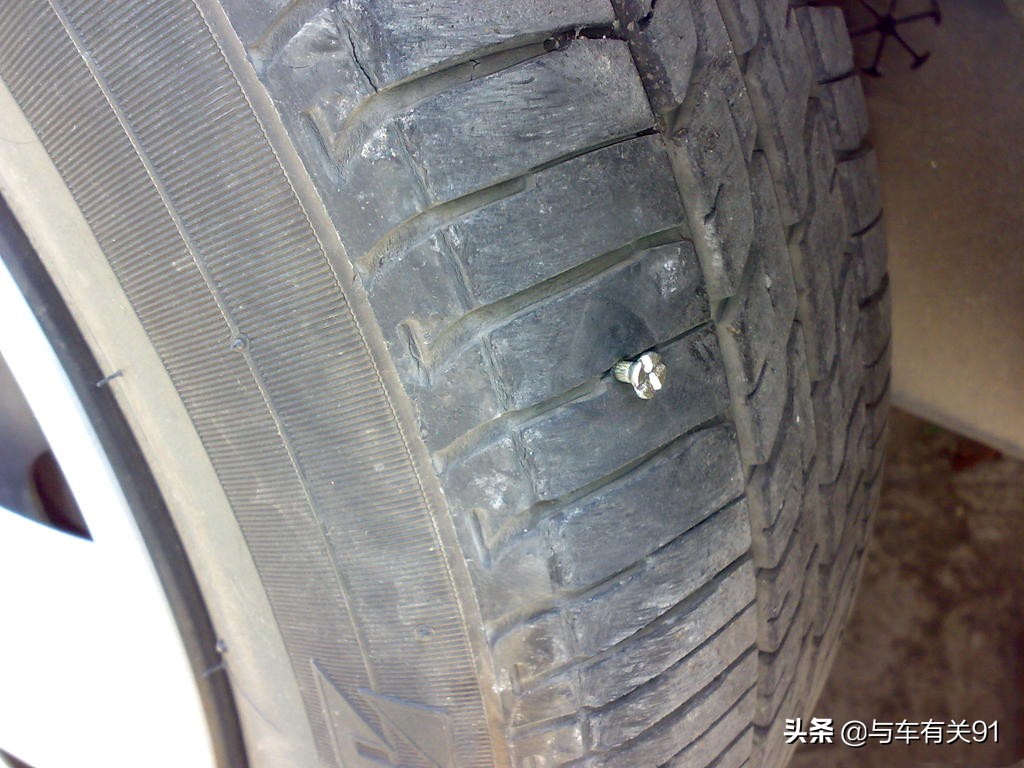 轮胎开到什么程度才需要换？按时间还是公里数？给你最实在的建议