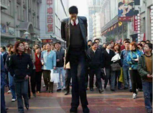 2米42中国第一巨人，结婚20年没孩子，1米6娇妻称：不方便